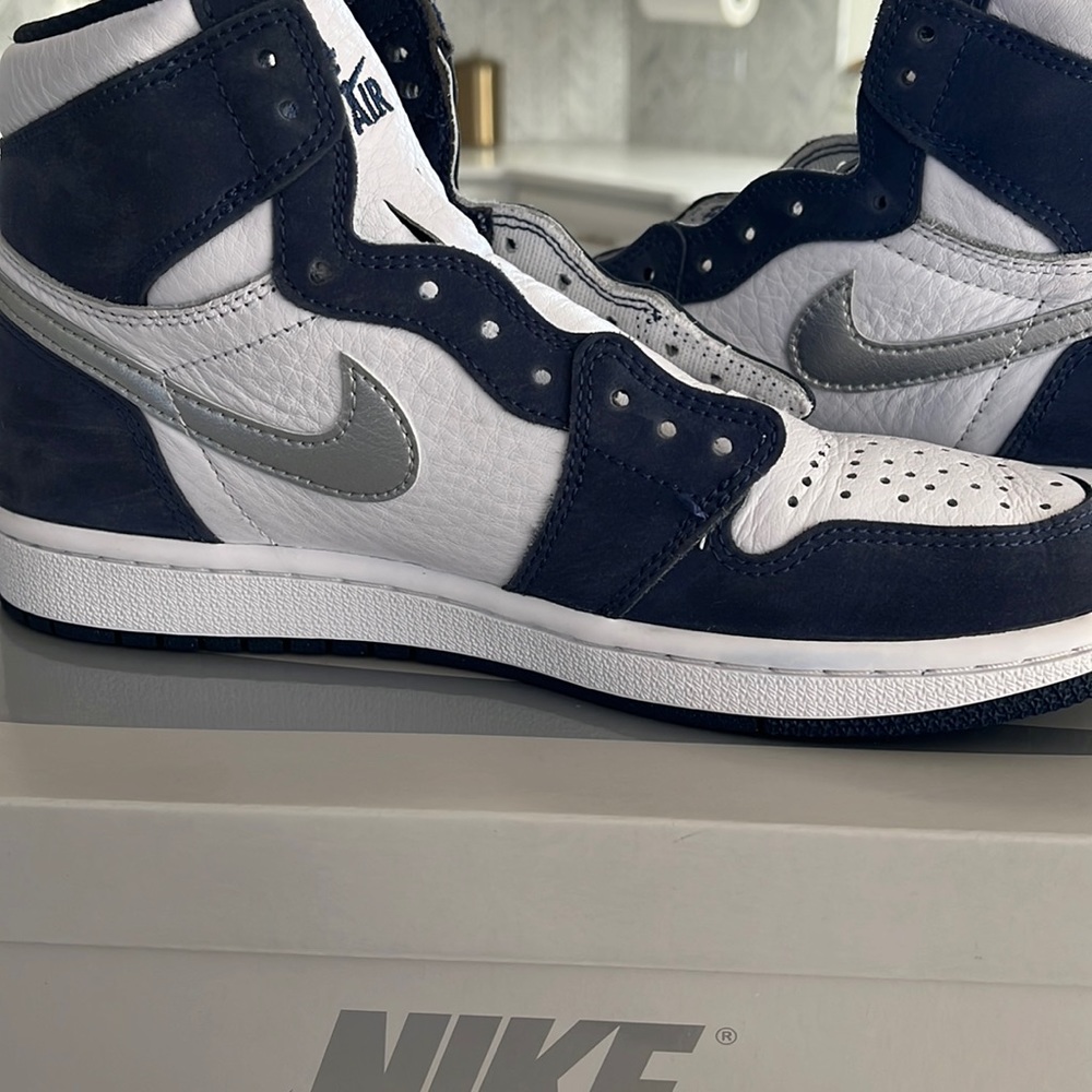 Mens Air Jordan 1 high OG (comes with navy and white laces)